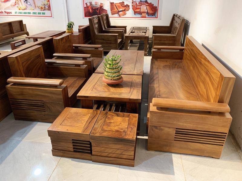 Bàn ghế gỗ phòng khách đơn giản sở hữu vẻ đẹp trang nhã, tinh tế, thích hợp cho những không gian nội thất tối giản, trang nhã. Với những màu sắc tự nhiên, không chỉ dễ dàng phối với những loại đồ nội thất khác mà còn tạo nên một không gian sống độc đáo, ấm cúng.